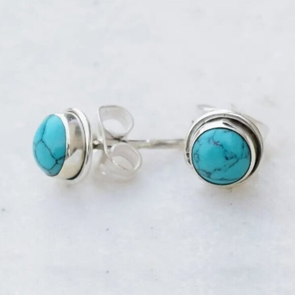 💚 Mini Silver Plated Turquoise Howlite Stud Earrings - NEW - Picture 1 of 1